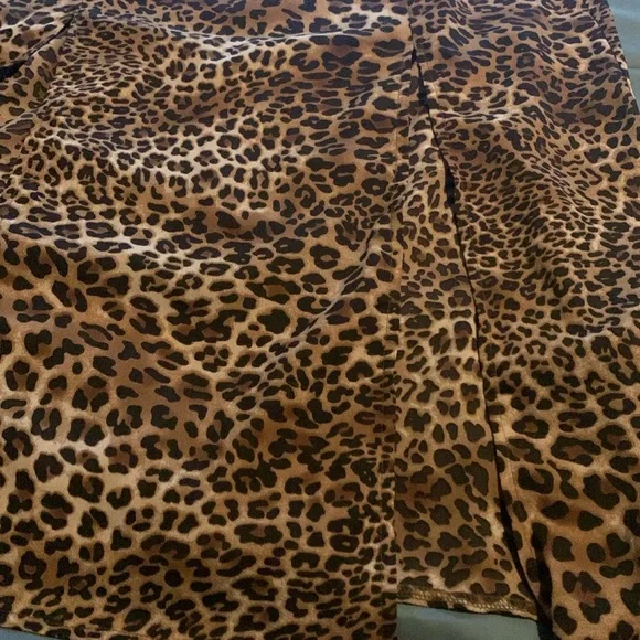 Leopard Size 6 Nasty Gal Maxi Skirt with 2 front slits and side zipper - Picture 2 of 6